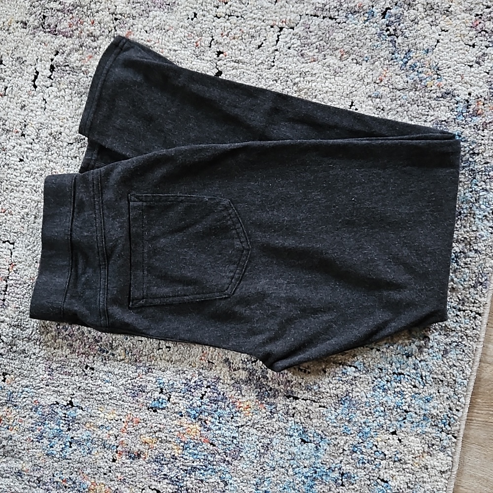 Gray stretchy leggings, Utopia by HUE, size Medium